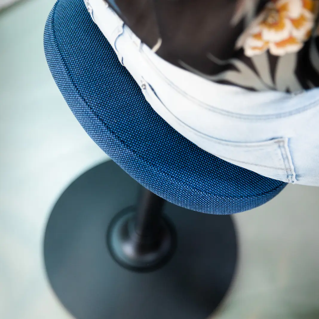 Score Polo Saddle Chair Blend Blue Detail Above