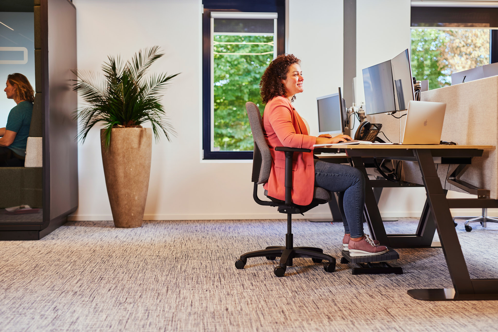 Waarom een voetensteun bij je bureau goed voor je is